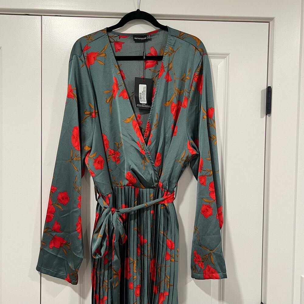 NWT Pretty Little Thing Plus Size Green Floral Longsleeve Pleated‎ Midi Dress 30 - Picture 2 of 11
